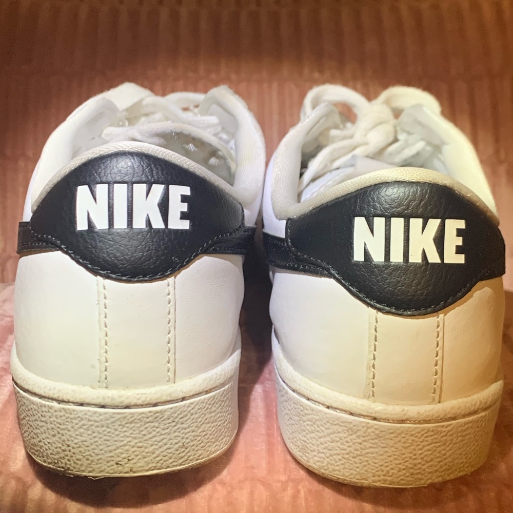 NIKE - Picture 3 of 5